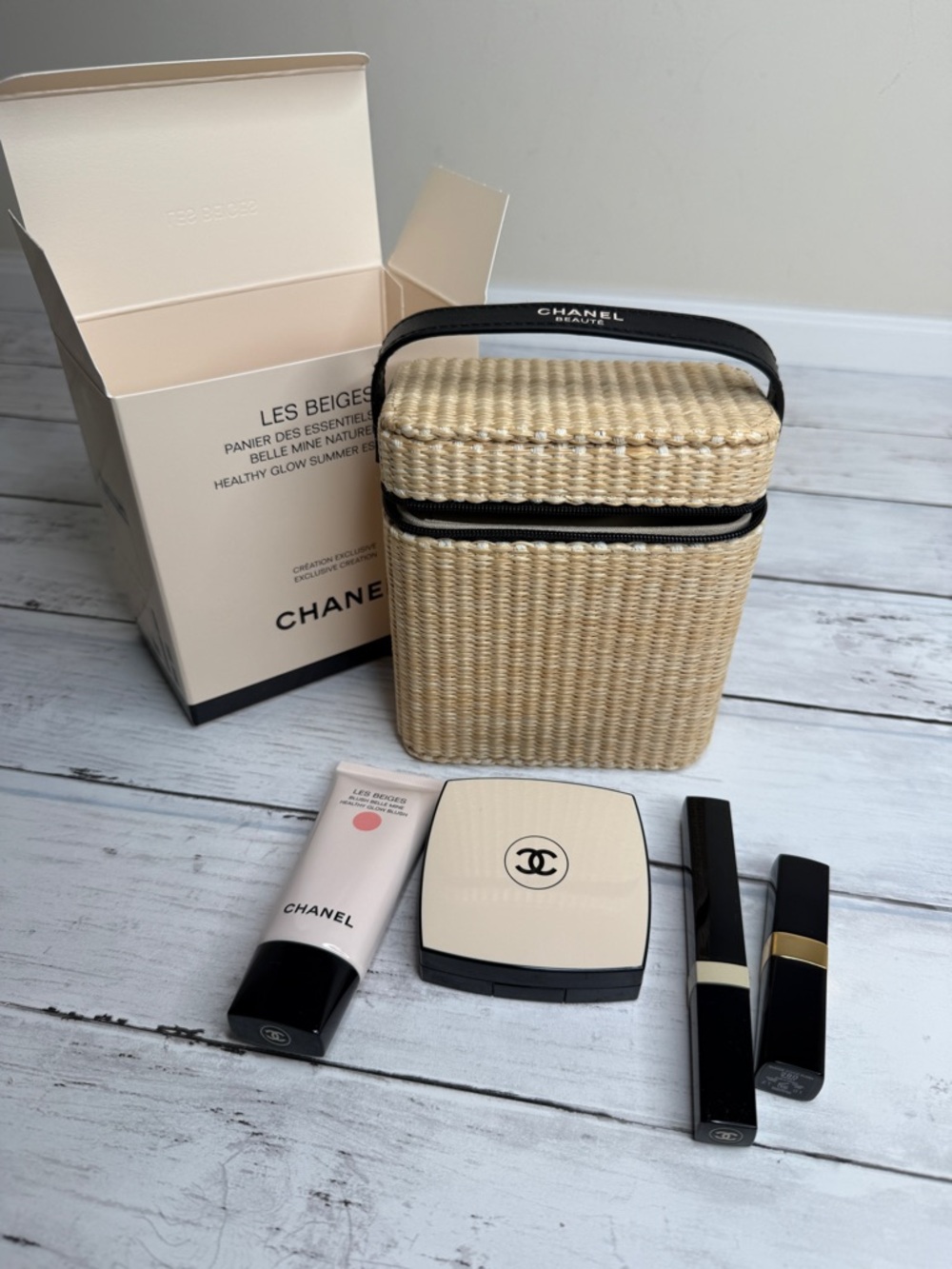CHANEL Les Beiges Healthy Glow Summer Neutral Makeup Set with straw case